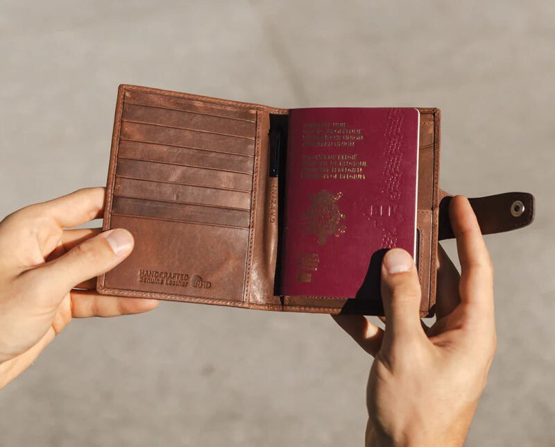 AIRTAG PASSPORT HOLDER